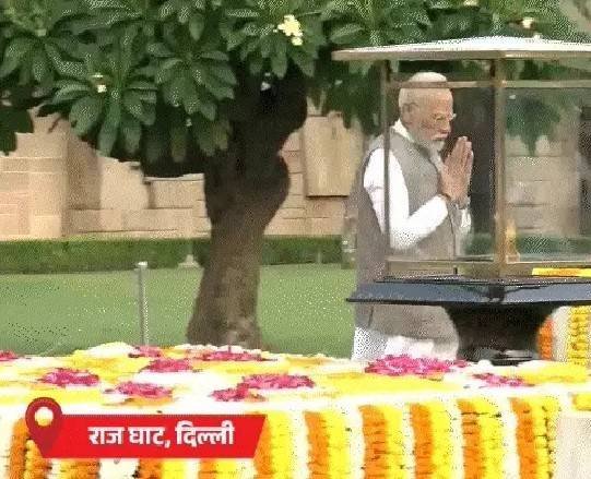 Mahatma Gandhi : विजय घाट पहुँचे PM: पूर्व PM शास्त्री को 121वीं जयंती पर श्रद्धांजलि