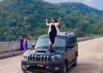 Scorpio Stunt : युवती ने चलती स्कॉर्पियो पर किया खतरनाक स्टंट, वाहन मालिक पर चालान