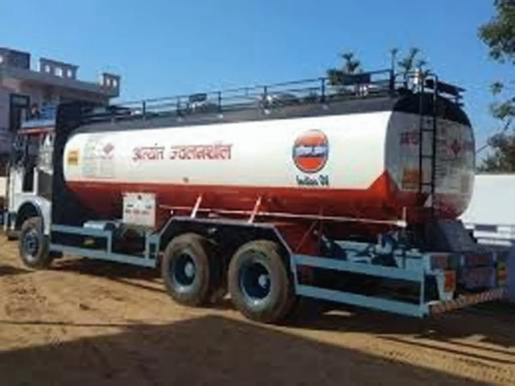 oil yard bust: अवैध ऑयल यार्ड में दबिश, पेट्रोल-डीजल के 14 ड्रम जब्त