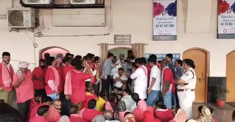 Battery-powered vehicle protest: स्टेशन पर गूंजे कुलियों के नारे, बैटरी वाहन बने विरोध की वजह